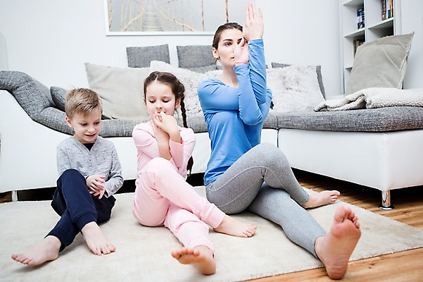 포토 JPG 전신 서양인 응시 여자 남자 딸 아들 어린이 포즈 거실 요가 가족 엄마 실내 건강 웃음 앉기 소녀 소년 성인 앞모습 세명 30대 소파 운동 건강관리 헬스 요가자세 가족라이프 의료성형뷰티 국내포토 외국인 라이프스타일 웰빙 시선 뷰포인트 의자 관계 모션 표정 관리 사람 내부 장년 파일형식