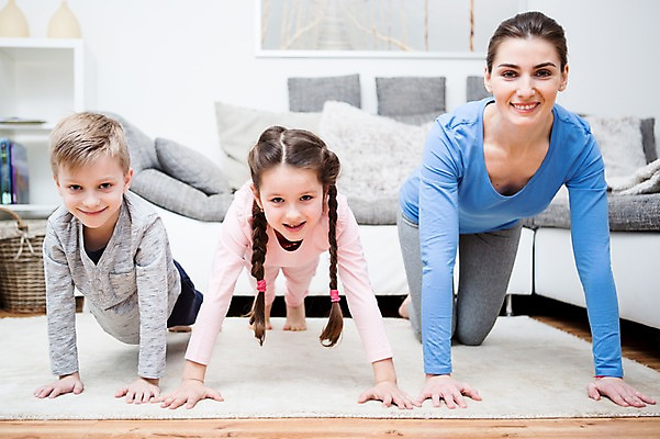 포토 JPG 전신 서양인 여자 남자 딸 아들 어린이 포즈 거실 요가 가족 엄마 실내 건강 웃음 소녀 소년 성인 앞모습 세명 30대 소파 운동 건강관리 헬스 요가자세 가족라이프 의료성형뷰티 국내포토 외국인 라이프스타일 웰빙 뷰포인트 의자 관계 표정 관리 사람 내부 장년 파일형식