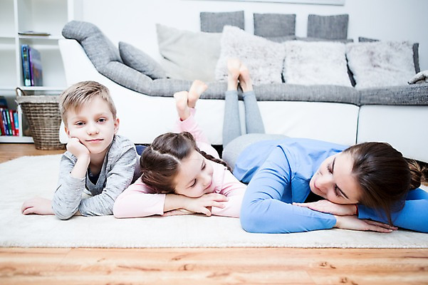 포토 JPG 전신 서양인 응시 여자 남자 딸 아들 어린이 엎드리기 거실 가족 엄마 실내 남매 미소 소녀 소년 성인 앞모습 세명 30대 소파 마주보기 눈감음 턱괴기 가족라이프 국내포토 외국인 라이프스타일 시선 뷰포인트 의자 관계 모션 표정 사람 내부 장년 파일형식