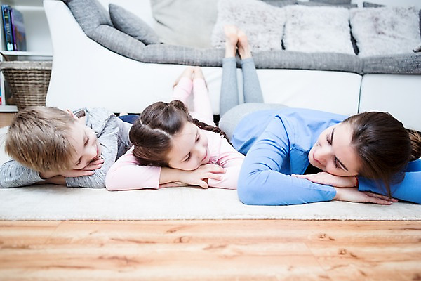 포토 JPG 전신 서양인 응시 여자 남자 딸 아들 어린이 엎드리기 거실 가족 엄마 실내 남매 미소 소녀 소년 성인 앞모습 세명 30대 소파 눈감음 가족라이프 국내포토 외국인 라이프스타일 시선 뷰포인트 의자 관계 모션 표정 사람 내부 장년 파일형식