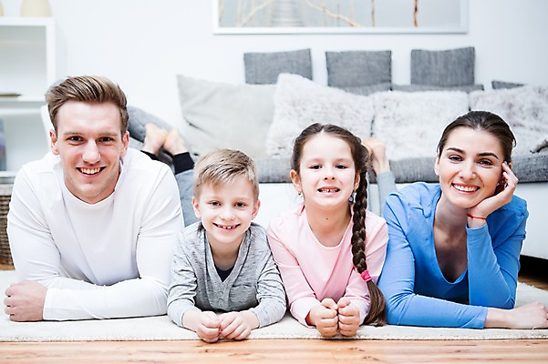 포토 JPG 전신 서양인 여자 남자 딸 아들 어린이 엎드리기 거실 가족 엄마 실내 남매 웃음 소녀 소년 여러명 상반신 20대 성인 앞모습 30대 소파 턱괴기 화목 가족라이프 아빠 국내포토 외국인 라이프스타일 뷰포인트 다수 컨셉 의자 관계 모션 표정 사람 청년 내부 장년 파일형식