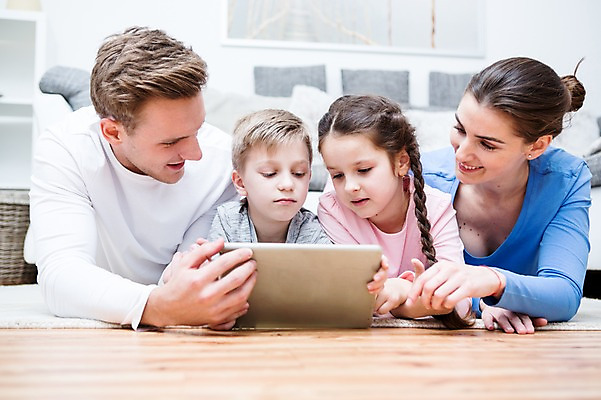 포토 JPG 서양인 응시 여자 남자 딸 행복 아들 어린이 엎드리기 거실 가족 엄마 실내 웃음 들기 여러명 상반신 20대 성인 앞모습 30대 소파 태블릿 다정 가족라이프 아빠 국내포토 외국인 라이프스타일 시선 감정 뷰포인트 다수 컨셉 의자 관계 모션 표정 사람 청년 내부 장년 전자제품 스마트기기 파일형식