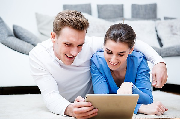 포토 JPG 서양인 부부 응시 여자 남자 엎드리기 거실 가족 어깨동무 실내 웃음 들기 상반신 20대 성인 두명 앞모습 30대 소파 태블릿 가족라이프 성인만 국내포토 외국인 라이프스타일 커플 시선 뷰포인트 포즈 의자 관계 모션 표정 사람 청년 내부 장년 전자제품 스마트기기 파일형식