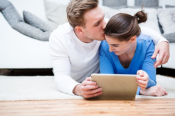 포토 JPG 서양인 부부 응시 여자 남자 엎드리기 거실 가족 안기 키스 실내 웃음 들기 상반신 20대 성인 두명 앞모습 30대 소파 태블릿 가족라이프 성인만 국내포토 외국인 라이프스타일 커플 시선 뷰포인트 의자 관계 모션 표정 사람 청년 내부 장년 전자제품 스마트기기 애정표현 파일형식