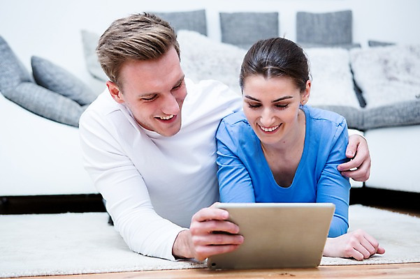 포토 JPG 서양인 부부 응시 여자 남자 엎드리기 거실 가족 안기 실내 웃음 들기 상반신 20대 성인 두명 앞모습 30대 소파 태블릿 가족라이프 성인만 국내포토 외국인 라이프스타일 커플 시선 뷰포인트 의자 관계 모션 표정 사람 청년 내부 장년 전자제품 스마트기기 파일형식