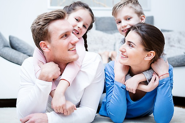 포토 JPG 서양인 응시 여자 남자 딸 아들 어린이 엎드리기 거실 장난 가족 엄마 실내 남매 웃음 소녀 소년 여러명 상반신 20대 성인 앞모습 30대 소파 화목 가족라이프 아빠 국내포토 외국인 라이프스타일 시선 뷰포인트 다수 컨셉 의자 관계 모션 표정 사람 청년 내부 장년 파일형식