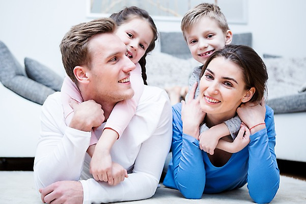 포토 JPG 서양인 응시 여자 남자 딸 아들 어린이 엎드리기 거실 장난 가족 엄마 실내 남매 웃음 소녀 소년 여러명 상반신 20대 성인 앞모습 30대 소파 화목 가족라이프 아빠 국내포토 외국인 라이프스타일 시선 뷰포인트 다수 컨셉 의자 관계 모션 표정 사람 청년 내부 장년 파일형식