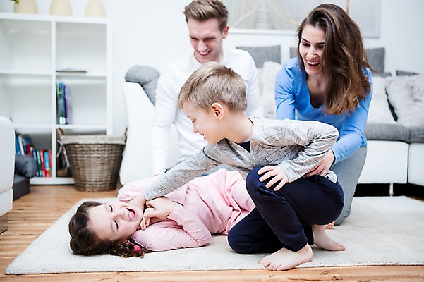 포토 JPG 전신 서양인 응시 여자 남자 딸 아들 어린이 거실 장난 가족 엄마 실내 남매 웃음 앉기 손짓 소녀 소년 여러명 상반신 20대 성인 앞모습 옆모습 30대 소파 눕기 화목 가족라이프 아빠 국내포토 외국인 라이프스타일 시선 뷰포인트 다수 컨셉 의자 관계 모션 표정 사람 청년 내부 장년 파일형식