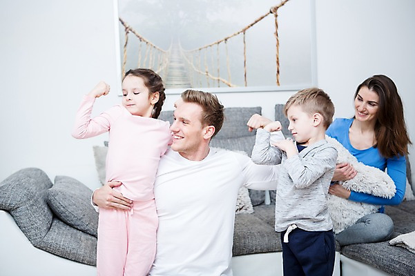 포토 JPG 서양인 응시 여자 남자 딸 아들 어린이 거실 장난 가족 엄마 근육 실내 남매 서기 웃음 앉기 손짓 소녀 소년 여러명 상반신 20대 성인 앞모습 옆모습 30대 소파 화목 가족라이프 아빠 자랑 국내포토 외국인 라이프스타일 시선 뷰포인트 다수 컨셉 의자 관계 모션 표정 사람 청년 내부 장년 파일형식