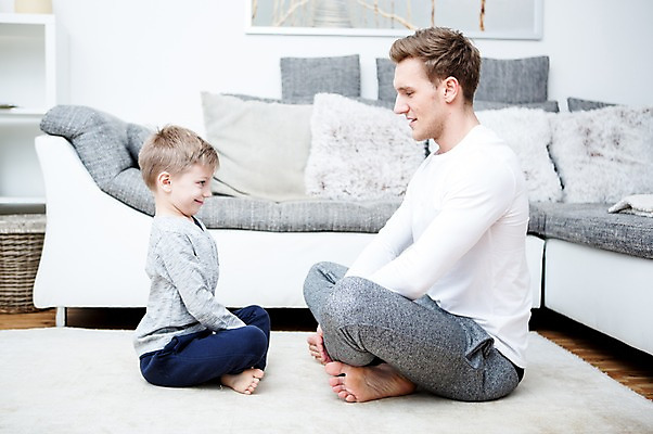 포토 JPG 전신 서양인 응시 남자 아들 어린이 거실 가족 실내 웃음 앉기 20대 성인 두명 옆모습 소파 마주보기 가족라이프 아빠 마주앉기 부자지간 국내포토 외국인 라이프스타일 시선 뷰포인트 의자 관계 모션 표정 사람 청년 내부 파일형식