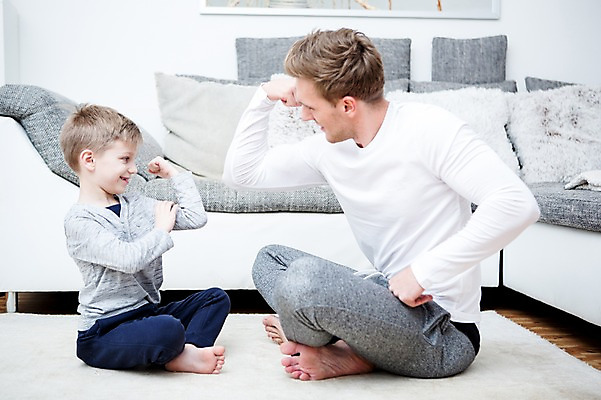 포토 JPG 전신 서양인 응시 남자 아들 어린이 거실 가족 근육 실내 웃음 앉기 20대 성인 두명 옆모습 소파 가족라이프 아빠 마주앉기 자랑 부자지간 국내포토 외국인 라이프스타일 시선 뷰포인트 의자 관계 모션 표정 사람 청년 내부 파일형식