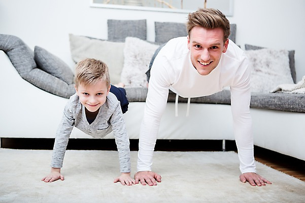 포토 JPG 서양인 남자 아들 어린이 거실 가족 실내 건강 웃음 상반신 20대 성인 두명 앞모습 소파 운동 가족라이프 아빠 팔굽혀펴기 부자지간 의료성형뷰티 국내포토 외국인 라이프스타일 뷰포인트 의자 관계 표정 사람 청년 내부 파일형식