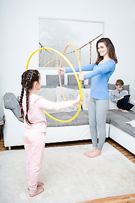 포토 JPG 전신 서양인 응시 여자 남자 딸 아들 어린이 포즈 거실 가족 모녀 엄마 실내 서기 웃음 들기 앉기 소녀 소년 성인 옆모습 세명 30대 소파 운동 건강관리 가족라이프 훌라후프 훌라후프돌리기 의료성형뷰티 국내포토 외국인 라이프스타일 시선 뷰포인트 의자 관계 모션 표정 건강 관리 사람 내부 장년 파일형식