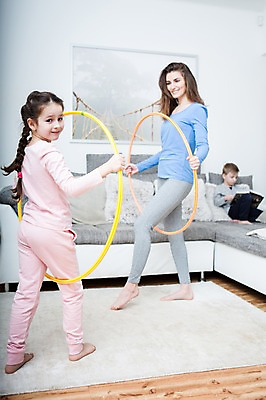 포토 JPG 전신 서양인 응시 여자 딸 아들 어린이 포즈 거실 가족 모녀 엄마 실내 건강 서기 웃음 들기 앉기 소녀 성인 두명 옆모습 30대 소파 운동 건강관리 헬스 가족라이프 훌라후프 훌라후프돌리기 의료성형뷰티 여자만 국내포토 외국인 라이프스타일 시선 뷰포인트 의자 관계 모션 표정 관리 사람 내부 장년 파일형식