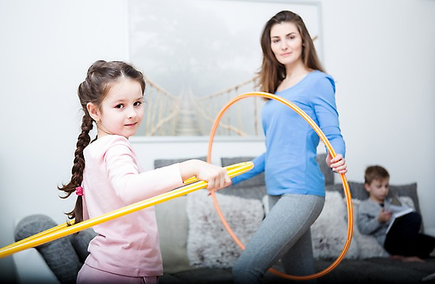 포토 JPG 서양인 응시 여자 딸 아들 어린이 포즈 거실 가족 모녀 엄마 실내 건강 서기 웃음 들기 앉기 소녀 상반신 성인 두명 옆모습 아웃포커스 30대 소파 운동 건강관리 헬스 가족라이프 훌라후프 훌라후프돌리기 의료성형뷰티 여자만 국내포토 외국인 라이프스타일 시선 뷰포인트 의자 관계 모션 촬영기법 표정 관리 사람 내부 장년 파일형식