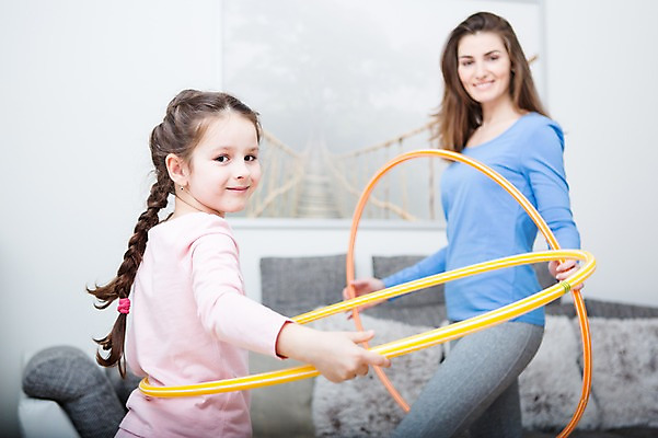 포토 JPG 서양인 여자 딸 어린이 포즈 거실 가족 모녀 엄마 실내 건강 서기 웃음 들기 소녀 상반신 성인 두명 옆모습 아웃포커스 30대 소파 운동 건강관리 헬스 가족라이프 훌라후프 훌라후프돌리기 의료성형뷰티 여자만 국내포토 외국인 라이프스타일 뷰포인트 의자 관계 모션 촬영기법 표정 관리 사람 내부 장년 파일형식