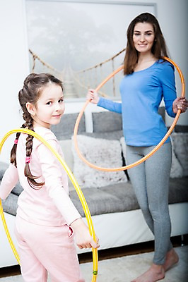 포토 JPG 전신 서양인 여자 딸 어린이 포즈 거실 가족 모녀 엄마 실내 건강 서기 웃음 들기 소녀 상반신 성인 두명 옆모습 30대 소파 운동 건강관리 헬스 가족라이프 훌라후프 훌라후프돌리기 의료성형뷰티 여자만 국내포토 외국인 라이프스타일 뷰포인트 의자 관계 모션 표정 관리 사람 내부 장년 파일형식