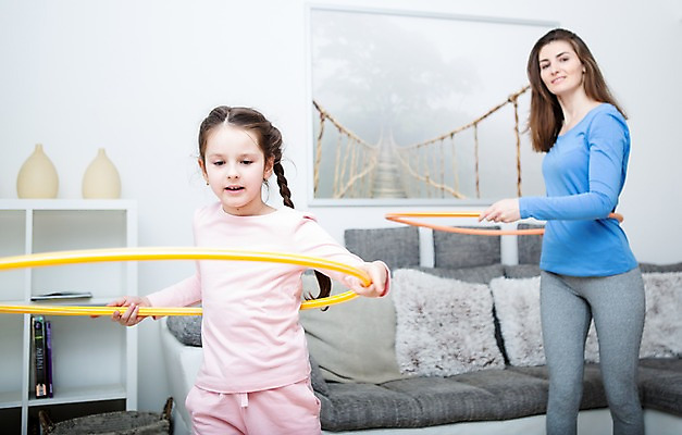 포토 JPG 서양인 응시 여자 딸 어린이 거실 가족 모녀 엄마 실내 건강 서기 소녀 상반신 성인 두명 앞모습 30대 소파 운동 건강관리 헬스 가족라이프 훌라후프 훌라후프돌리기 의료성형뷰티 여자만 국내포토 외국인 라이프스타일 시선 뷰포인트 의자 관계 모션 관리 사람 내부 장년 파일형식