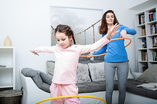 포토 JPG 서양인 응시 여자 딸 어린이 거실 가족 모녀 엄마 실내 건강 서기 소녀 상반신 성인 두명 앞모습 30대 소파 운동 건강관리 헬스 가족라이프 훌라후프 훌라후프돌리기 의료성형뷰티 여자만 국내포토 외국인 라이프스타일 시선 뷰포인트 의자 관계 모션 관리 사람 내부 장년 파일형식