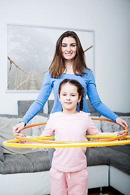 포토 JPG 서양인 여자 딸 어린이 포즈 거실 가족 모녀 엄마 실내 건강 서기 웃음 들기 소녀 상반신 성인 두명 앞모습 30대 소파 운동 건강관리 헬스 가족라이프 훌라후프 훌라후프돌리기 의료성형뷰티 여자만 국내포토 외국인 라이프스타일 뷰포인트 의자 관계 모션 표정 관리 사람 내부 장년 파일형식