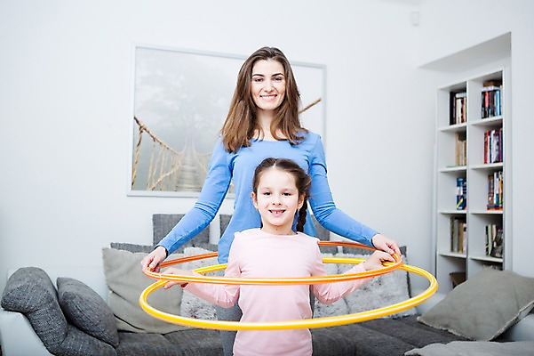 포토 JPG 서양인 여자 딸 어린이 포즈 거실 가족 모녀 엄마 실내 건강 서기 웃음 들기 소녀 상반신 성인 두명 앞모습 30대 소파 운동 건강관리 헬스 가족라이프 훌라후프 훌라후프돌리기 의료성형뷰티 여자만 국내포토 외국인 라이프스타일 뷰포인트 의자 관계 모션 표정 관리 사람 내부 장년 파일형식