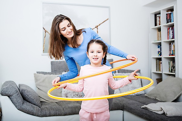 포토 JPG 서양인 응시 여자 딸 어린이 거실 가족 모녀 엄마 실내 건강 서기 웃음 들기 소녀 상반신 성인 두명 앞모습 30대 소파 운동 건강관리 헬스 가족라이프 훌라후프 훌라후프돌리기 의료성형뷰티 여자만 국내포토 외국인 라이프스타일 시선 뷰포인트 의자 관계 모션 표정 관리 사람 내부 장년 파일형식