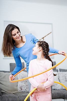 포토 JPG 서양인 응시 여자 딸 어린이 거실 가족 모녀 엄마 실내 건강 서기 웃음 들기 소녀 상반신 성인 두명 앞모습 30대 소파 운동 건강관리 헬스 가족라이프 훌라후프 훌라후프돌리기 의료성형뷰티 여자만 국내포토 외국인 라이프스타일 시선 뷰포인트 의자 관계 모션 표정 관리 사람 내부 장년 파일형식