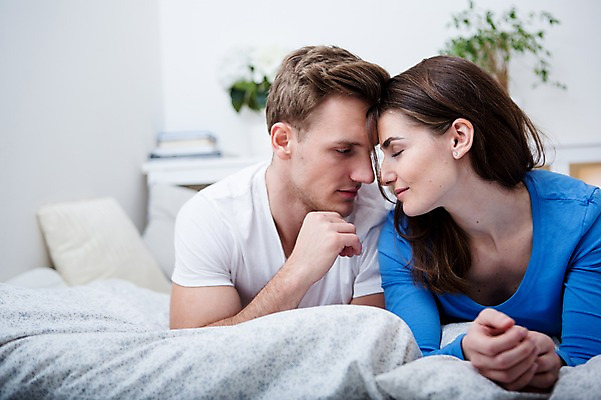 포토 JPG 서양인 부부 여자 남자 엎드리기 가족 실내 미소 상반신 20대 성인 두명 앞모습 30대 눕기 눈감음 침실 침대 가족라이프 이마맞대기 성인만 얼굴맞대기 국내포토 외국인 라이프스타일 커플 뷰포인트 가구 관계 모션 표정 사람 청년 내부 장년 파일형식 생활용품 인종 생활 오브젝트