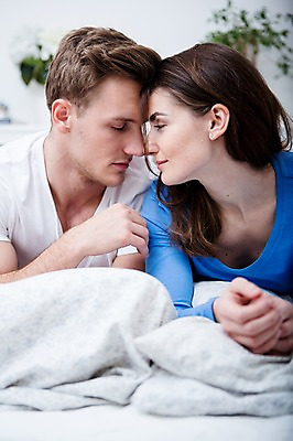 포토 JPG 서양인 부부 여자 남자 엎드리기 가족 실내 미소 상반신 20대 성인 두명 앞모습 30대 눕기 눈감음 침실 침대 가족라이프 이마맞대기 성인만 얼굴맞대기 국내포토 외국인 라이프스타일 커플 뷰포인트 가구 관계 모션 표정 사람 청년 내부 장년 파일형식