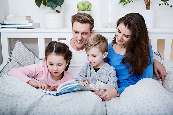 포토 JPG 서양인 응시 여자 남자 딸 아들 어린이 가족 엄마 실내 웃음 앉기 여러명 상반신 20대 성인 앞모습 책 30대 눕기 독서 기댐 화목 침대 가족라이프 아빠 읽기 국내포토 외국인 라이프스타일 시선 뷰포인트 가구 다수 컨셉 관계 모션 표정 사람 청년 내부 장년 파일형식