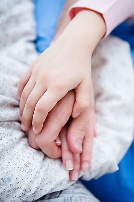 포토 JPG 서양인 손 여자 남자 딸 어린이 가족 엄마 실내 상반신 20대 성인 신체부위 세명 30대 손잡기 가족라이프 아빠 국내포토 외국인 라이프스타일 관계 모션 사람 청년 내부 장년 파일형식