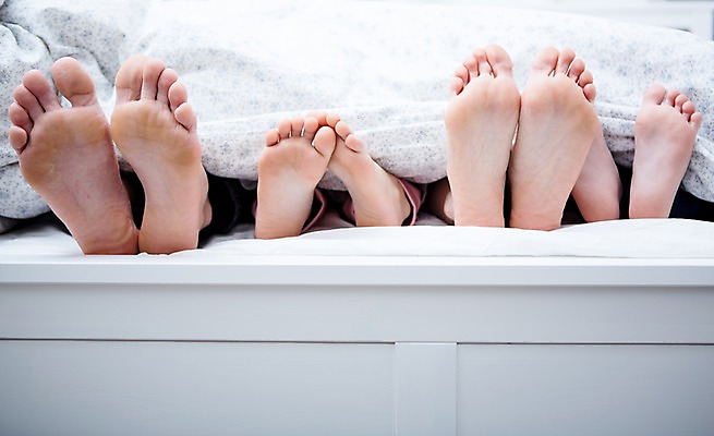 포토 JPG 서양인 여자 남자 딸 아들 어린이 가족 발 엄마 실내 여러명 20대 성인 신체부위 30대 눕기 이불 하반신 침대 가족라이프 아빠 발바닥 국내포토 외국인 라이프스타일 가구 다수 관계 침구 모션 사람 청년 내부 장년 파일형식