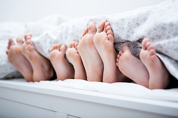 포토 JPG 서양인 여자 남자 딸 아들 어린이 가족 발 엄마 실내 여러명 20대 성인 아웃포커스 신체부위 30대 눕기 이불 하반신 침대 가족라이프 아빠 발바닥 국내포토 외국인 라이프스타일 가구 다수 관계 침구 모션 촬영기법 사람 청년 내부 장년 파일형식