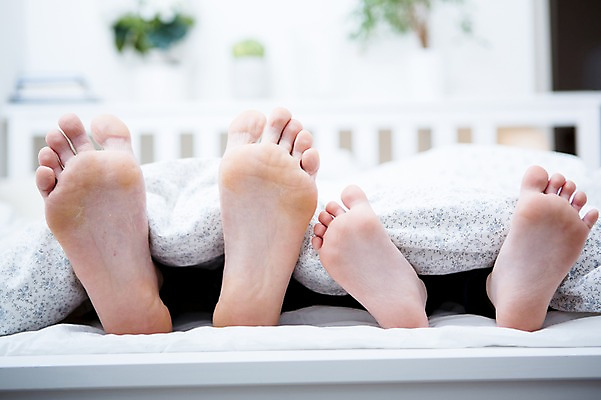 포토 JPG 서양인 어린이 가족 발 실내 성인 두명 아웃포커스 신체부위 눕기 이불 침대 가족라이프 발바닥 국내포토 외국인 라이프스타일 가구 관계 침구 모션 촬영기법 사람 내부 파일형식