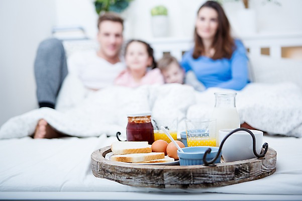 포토 JPG 서양인 응시 여자 남자 딸 아들 어린이 빵 가족 엄마 실내 앉기 여러명 상반신 20대 성인 앞모습 아웃포커스 30대 계란 우유 침대 가족라이프 아빠 아침식사 잼 토스트 요거트 국내포토 외국인 라이프스타일 시선 음식 뷰포인트 가구 다수 관계 모션 유제품 촬영기법 사람 청년 내부 장년 알 식사 소스_음식 파일형식