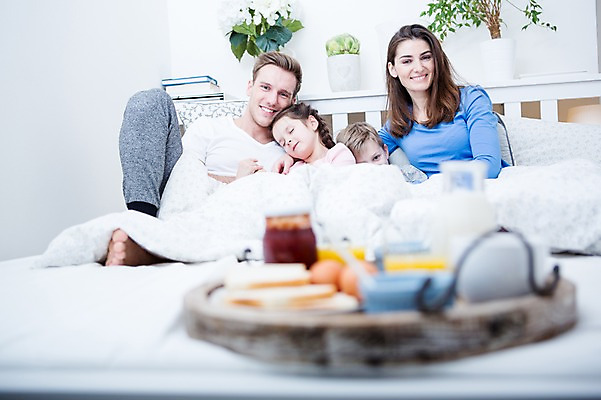 포토 JPG 서양인 여자 남자 딸 아들 어린이 가족 엄마 실내 앉기 여러명 상반신 20대 성인 앞모습 아웃포커스 30대 화목 침대 가족라이프 아빠 아침식사 국내포토 외국인 라이프스타일 뷰포인트 가구 다수 컨셉 관계 모션 촬영기법 사람 청년 내부 장년 식사 파일형식