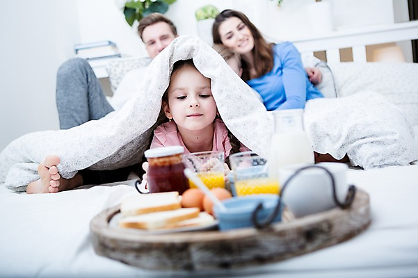포토 JPG 서양인 응시 여자 남자 딸 아들 어린이 빵 엎드리기 가족 엄마 실내 앉기 여러명 상반신 20대 성인 앞모습 아웃포커스 30대 눕기 계란 이불 우유 가족라이프 아빠 아침식사 잼 토스트 요거트 국내포토 외국인 라이프스타일 시선 음식 뷰포인트 다수 관계 침구 모션 유제품 촬영기법 사람 청년 내부 장년 알 식사 소스_음식 파일형식