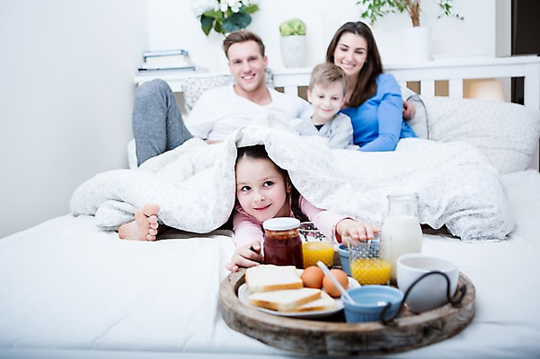 포토 JPG 서양인 응시 여자 남자 딸 아들 어린이 빵 엎드리기 가족 엄마 실내 웃음 앉기 여러명 상반신 20대 성인 앞모습 아웃포커스 30대 눕기 계란 화목 주스 이불 우유 침대 가족라이프 아빠 당기기 아침식사 잼 토스트 요거트 국내포토 외국인 라이프스타일 시선 음료 음식 뷰포인트 가구 다수 컨셉 관계 침구 모션 유제품 촬영기법 표정 사람 청년 내부 장년 알 식사 소스_음식 파일형식