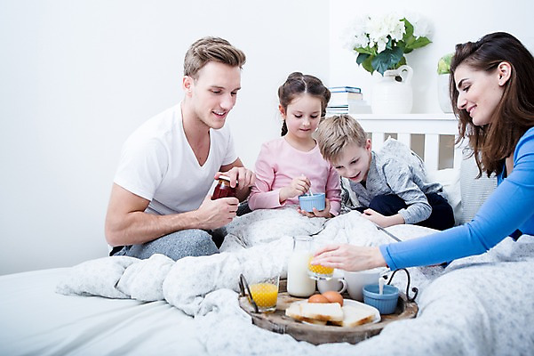 포토 JPG 서양인 응시 여자 남자 딸 아들 어린이 빵 가족 엄마 실내 웃음 앉기 여러명 상반신 20대 성인 앞모습 옆모습 30대 계란 주스 우유 침대 가족라이프 아빠 아침식사 잼 먹기 토스트 요거트 국내포토 외국인 라이프스타일 시선 음료 음식 뷰포인트 가구 다수 관계 모션 유제품 표정 사람 청년 내부 장년 알 식사 소스_음식 파일형식