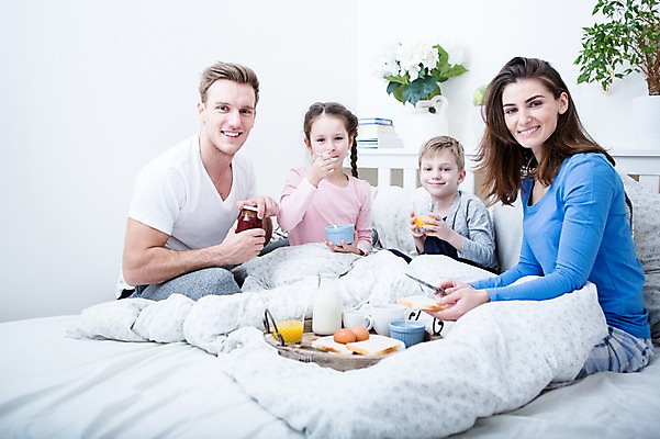 포토 JPG 서양인 여자 남자 딸 아들 어린이 빵 가족 엄마 실내 웃음 앉기 여러명 상반신 20대 성인 앞모습 옆모습 30대 계란 화목 주스 우유 침대 가족라이프 아빠 아침식사 잼 먹기 토스트 요거트 국내포토 외국인 라이프스타일 음료 음식 뷰포인트 가구 다수 컨셉 관계 모션 유제품 표정 사람 청년 내부 장년 알 식사 소스_음식 파일형식