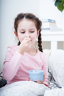 포토 JPG 서양인 응시 여자 어린이 실내 한명 들기 앉기 소녀 상반신 앞모습 아웃포커스 침대 먹기 요거트 소녀한명만 국내포토 외국인 1 시선 뷰포인트 가구 모션 유제품 촬영기법 사람 내부 여자한명만 소녀만 파일형식