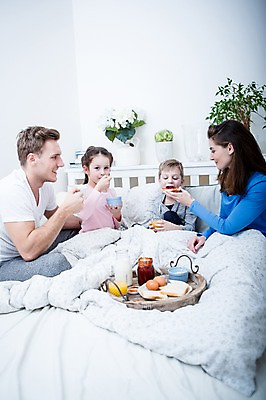 포토 JPG 서양인 응시 여자 남자 딸 아들 어린이 빵 가족 엄마 실내 웃음 앉기 여러명 상반신 20대 성인 앞모습 옆모습 30대 계란 주스 우유 침대 가족라이프 아빠 아침식사 잼 먹기 토스트 요거트 국내포토 외국인 라이프스타일 시선 음료 음식 뷰포인트 가구 다수 관계 모션 유제품 표정 사람 청년 내부 장년 알 식사 소스_음식 파일형식