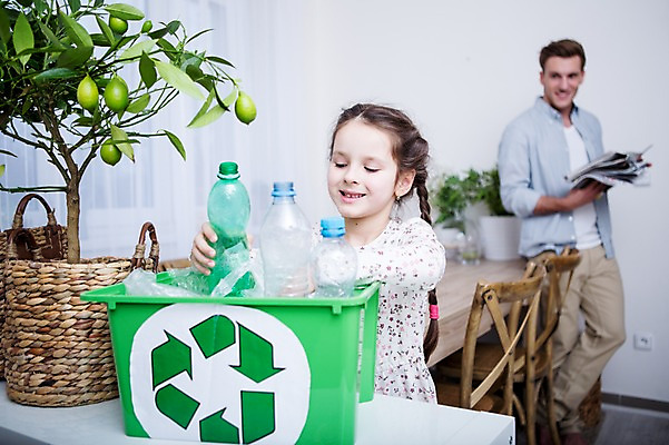 포토 JPG 서양인 응시 여자 남자 딸 어린이 가족 실내 서기 들기 소녀 상반신 20대 성인 두명 앞모습 아웃포커스 기댐 재활용 가족라이프 신문 아빠 에코 친환경 분리수거 페트병 부녀 그린슈머 국내포토 외국인 라이프스타일 시선 뷰포인트 관계 모션 촬영기법 사람 청년 내부 간행물 환경 뉴스 병_담는 파일형식