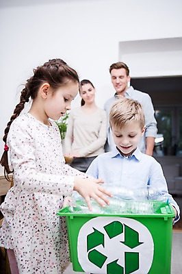 포토 JPG 서양인 응시 여자 남자 딸 아들 어린이 가족 엄마 실내 서기 미소 들기 여러명 상반신 20대 성인 앞모습 옆모습 아웃포커스 30대 자연보호 그린캠페인 재활용 가족라이프 아빠 에코 친환경 분리수거 페트병 그린슈머 국내포토 외국인 라이프스타일 시선 캠페인 뷰포인트 다수 관계 모션 자연 촬영기법 표정 사람 청년 내부 장년 환경 보호 병_담는 파일형식