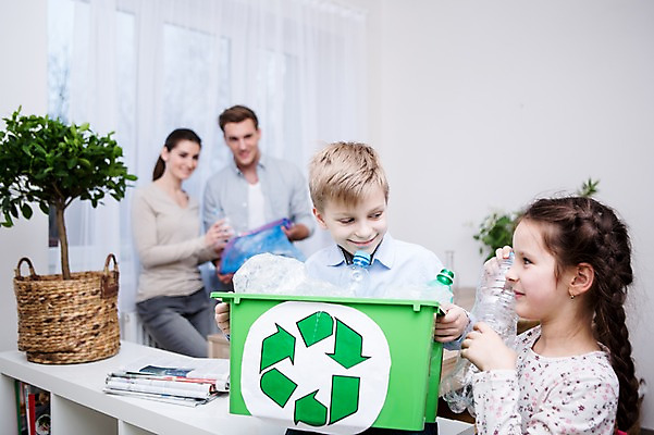 포토 JPG 서양인 응시 여자 남자 딸 아들 어린이 가족 엄마 실내 서기 웃음 들기 여러명 상반신 20대 성인 앞모습 옆모습 아웃포커스 30대 자연보호 그린캠페인 재활용 가족라이프 아빠 에코 친환경 분리수거 페트병 그린슈머 국내포토 외국인 라이프스타일 시선 캠페인 뷰포인트 다수 관계 모션 자연 촬영기법 표정 사람 청년 내부 장년 환경 보호 병_담는 파일형식