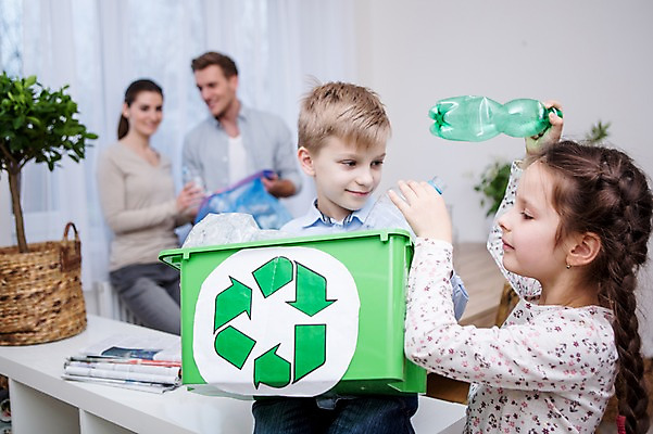 포토 JPG 서양인 응시 여자 남자 딸 아들 어린이 가족 엄마 실내 서기 들기 여러명 상반신 20대 성인 앞모습 옆모습 아웃포커스 30대 상자 자연보호 그린캠페인 재활용 가족라이프 아빠 에코 친환경 분리수거 페트병 그린슈머 국내포토 외국인 라이프스타일 시선 캠페인 뷰포인트 다수 관계 모션 자연 촬영기법 사람 청년 내부 장년 환경 보호 병_담는 파일형식