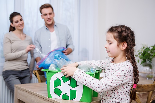 포토 JPG 서양인 응시 여자 남자 딸 어린이 가족 엄마 실내 서기 미소 들기 상반신 20대 성인 앞모습 옆모습 아웃포커스 세명 30대 자연보호 그린캠페인 재활용 가족라이프 아빠 에코 친환경 분리수거 페트병 그린슈머 국내포토 외국인 라이프스타일 시선 캠페인 뷰포인트 관계 모션 자연 촬영기법 표정 사람 청년 내부 장년 환경 보호 병_담는 파일형식