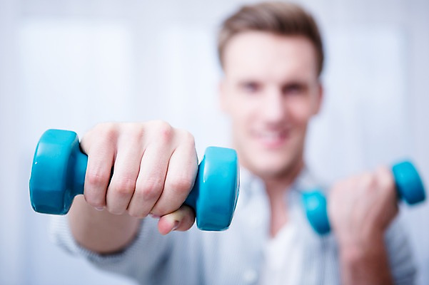 포토 JPG 서양인 남자 포즈 실내 건강 한명 웃음 들기 손짓 상반신 20대 성인 앞모습 아웃포커스 운동 건강관리 헬스 아령 의료성형뷰티 성인남자한명만 국내포토 외국인 1 뷰포인트 모션 촬영기법 표정 관리 사람 청년 내부 남자한명만 성인남자만 파일형식