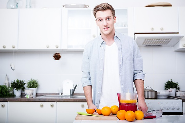 포토 JPG 서양인 웰빙 남자 오렌지 도마 실내 건강 한명 서기 상반신 20대 성인 앞모습 주방 주스 칼 과도 성인남자한명만 주스메이커 국내포토 외국인 1 음료 뷰포인트 과일 모션 주방용품 사람 청년 내부 가전제품 남자한명만 성인남자만 파일형식