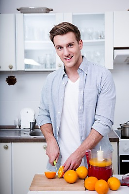 포토 JPG 서양인 웰빙 남자 오렌지 도마 실내 건강 한명 서기 웃음 상반신 20대 성인 앞모습 주방 자르기 과도 성인남자한명만 주스메이커 국내포토 외국인 1 뷰포인트 과일 모션 주방용품 표정 사람 청년 내부 가전제품 남자한명만 성인남자만 파일형식